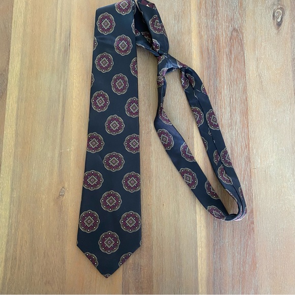 Men's Black Patterned Silk Accents Tie - Picture 6 of 10